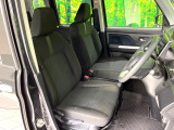 運転席まわりには十分なスペースがあり、大柄な方でもゆったり運転していただける環境です。