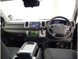 オシャレなインテリアで運転する気分も盛り上がりますよね^^