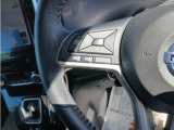 ステアリングに各種スイッチが付いてますので、運転中に余所見することがありませんね!ハンドル操作でオーディオ等がコントロール出来ますので、利便性だけでなく事故防止にも繋がります。