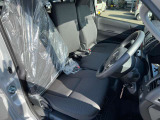 運転席はくつろぎのプライベート空間! 車内をクリーニングしてお待ちしております!