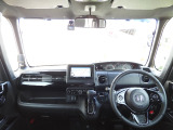 運転を気分よく楽しむための工夫のひとつとして、高い剛性をもたせた極細フロントピラーを採用。 前方の死角を減らし、交差点などでの安心感を高める、良好な視界にこだわりました。