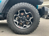 タイヤサイズは255/75R17です。