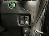 【リア両側パワースライドドア】リモコンなどで自動開閉。Hondaスマートキーを携帯していれば、軽い力で解錠とドアオープンが行えます。半ドア状態まで閉めると、自動的に全閉する機能付き。