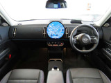 運転席及び助手席におかけになっている瞬間をイメージしてみてください。重厚感のある室内空間は外からの音を遮断し、唯一のプライベート空間を演出しております。