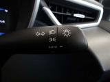 オートライト機能装備です!車外の明るさに応じて、自動的にライトの点灯・消灯をしてくれます♪ルームミラー横のレインセンサーで雨の量を検知してワイパーの動作を制御してくれます