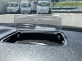 ヘッドアップディスプレイです。運転中の視界移動を少なく抑えられます。