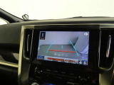 バックガイドモニター付き。車両後方の映像をナビ画面に表示し、駐車などの後退操作をサポートします。