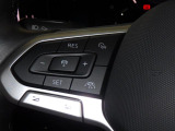 Travel Assist。設定した速度を上限に自動で加減速し、一定の車間距離,およ走行レーンを保つことでロングドライブの疲労を軽減します。