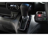 インパネシフトだから視線の移動も少なく足元もスッキリ♪運転席もゆったりしているのでゆとりを持ってドライブできますね!