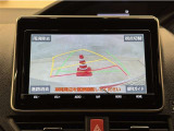 バックガイドモニター付きです。車の後方に小型カメラが付いており、バックする際の後方の様子をモニター上に表示します。
