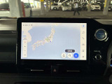 ディスプレイオーディオやカーナビは、現代のドライブにおいて欠かせない装備のひとつです。初めての場所でも迷いにくく、快適なルート案内で運転をサポートします。移動中のエンターテインメント性も高まります。