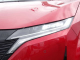 【アダプティブLEDヘッドライト】夜間走行時対向車を感知し、対向車がいるところだけ自動でハイビームの切り替えをしてくれるので、良好な視界を確保し安心して運転できます☆