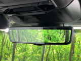 クリアサイトルームミラー ランドローバー初採用のテクノロジー。車体に装備したカメラによる後方映像がルームミラーに映し出されます。車両後方の様子をはっきりと確認できます。