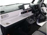 シックな色使いの運転席周りですね。すっきりとしたデザインで上品な色使いです。居心地の良い運転席長く座ってられるリラックスできるデザインがいいですね。