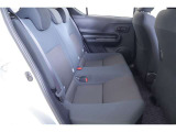 リヤ席のひざ周りも広々★大人がラクに座れるゆとりを実現しています!