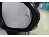 ブラインドスポットモニター(BSM)を装備しています。隣を走る車両が死角に入るとミラー内LEDインジケーターが点灯。さらに、ウィンカーを出すとインジケーターが光って点滅して注意を促してくれます。
