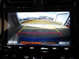 バックモニター付きで馴染みのない場所や駐車場、車庫入れをサポートします。