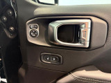 シンプルで扱いやすい運転席ドアのスイッチ類