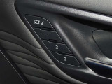 運転席のパワーシートは3名様分までメモリー機能付きです。