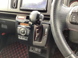 インパネシフトだから視線の移動も少なく足元もスッキリ♪運転席もゆったりしているのでゆとりを持ってドライブできますね!