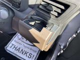 運転席・助手席の同じ位置に格納式のドリンクホルダーが付いています!取り出しやすい位置なのでとても便利です♪