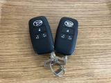 【スマートキー】 スマートキーを携帯していれば、ドアハンドルのボタンを押してロックの解除ができ、パワースライドドア(左側)もワンタッチで開閉できます。