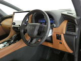 【運転席まわり】・・・ハンドルやシートなども隅々までクリーニング済み。キレイな車内でドライブがより一層快適にお楽しみいただけると思います。