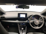 シンプルながら機能性あふれる運転席廻りです。視界性もよく、運転しやすいですよ。