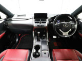 上質で落ち着いた印象のインパネ。視界も広々で運転しやすいです。