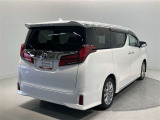 バックカメラが付いているので後方確認が非常にしやすいです。今や運転初心者も熟練者も必須装備!ついていて損はないですね♪