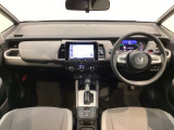 使いやすいレイアウトのダッシュボード周辺です。オートエアコンや小物入れなど嬉しい装備が満載です。