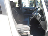 運転席はシートの高さを調節できます!また前席はシートヒーターがついています♪