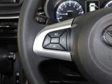ステアリングスイッチ付きで、運転中に視線を前に向けたまま操作できます。