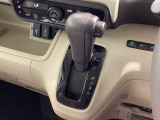 インパネシフトを採用しているので、前席の足元も広々としています。運転席と助手席の行き来もスムーズです!