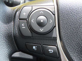 運転中、オーディオの操作をしてて、ハッとしたことはありませんか?ステアリングスイッチは、運転中でもハンドルでオーディオの操作が可能です。安全なドライブをサポートします。