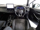 革巻きステアリングで快適な操作性の運転席です。