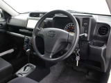運転席から手の届くところに、ビジネスシーンに欠かせないアイテムを収納できるスペースを充実。ドライバーの幅広い用途に対し、実用性高く利便性にも配慮しています。
