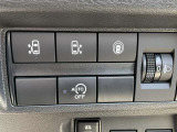 両側オートスライドドアです。インテリジェントキーや運転席のスイッチで簡単にドアの開閉ができるので、とても便利な装備です♪