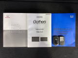 スマートキーは鍵をバッグに入れたままでもドアロックの開閉やエンジンのON・OFFができます。夜間や雨の日も鍵を探さなくて良いので便利です。