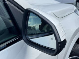 追い越し車線上を急接近してくる車両を認識してミラー内側に組み込まれたインジケータを点滅させドライバーに警告します。注意喚起に気づかず、ドライバーがそのまま車線を越えた場合には車線維持をサポートします。