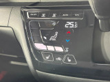 【オートエアコン】一度お好みの温度に設定すれば、車内の温度を検知し風量や温度を自動で調整。暑い&hellip;寒い&hellip;と何度もスイッチ操作をする必要はありません。快適な車内空間には必須の機能ですね♪