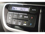 フルオートエアコンが装備されています!お好みの温度設定をするだけでエアコンの風量やモードの切り替えを自動でコントロールしてくれます!ユーザーの操作が少なく燃費走行にもつながります!