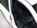 程よい硬さとホールド性が高いシートで長時間運転も快適です。