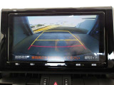 バックモニター付きで馴染みのない場所や駐車場、車庫入れをサポートします。
