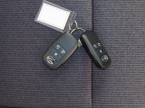 電子キーをポケットやカバンに入れているだけで、ドアの開錠・施錠が行えます。荷物を抱えていてもラクラク開閉です。エンジン始動も行えます。