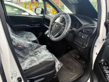 運転席はこちらです。プライベートな車内なのでリラックスできる空間を。