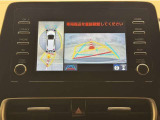 真上から見下ろしたような視点で車とその周囲を確認出来る画面と、車両後方を映し出すバックモニター画面の2つを表示してくれます。