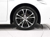 タイタサイズは(235/45R18)でシンプルなデザインの純正アルミホイールです。