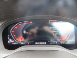 ◆インスツルメント・パネルのエレガントなデザインは、BMW特有の水平ラインで構成され、室内空間に端正な印象をもたらします。人間工学に基づいてレイアウトされた重要な操作系統は、直観的な操作が可能です◆