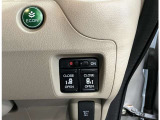 【リア両側パワースライドドア】リモコンなどで自動開閉。Hondaスマートキーを携帯していれば、軽い力で解錠とドアオープンが行えます。半ドア状態まで閉めると、自動的に全閉する機能付き。